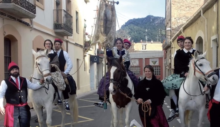 El Centre d'Estudis Falsetans entrega el pendó de Sant Antoni a la parròquia després de la reclamació del mossèn